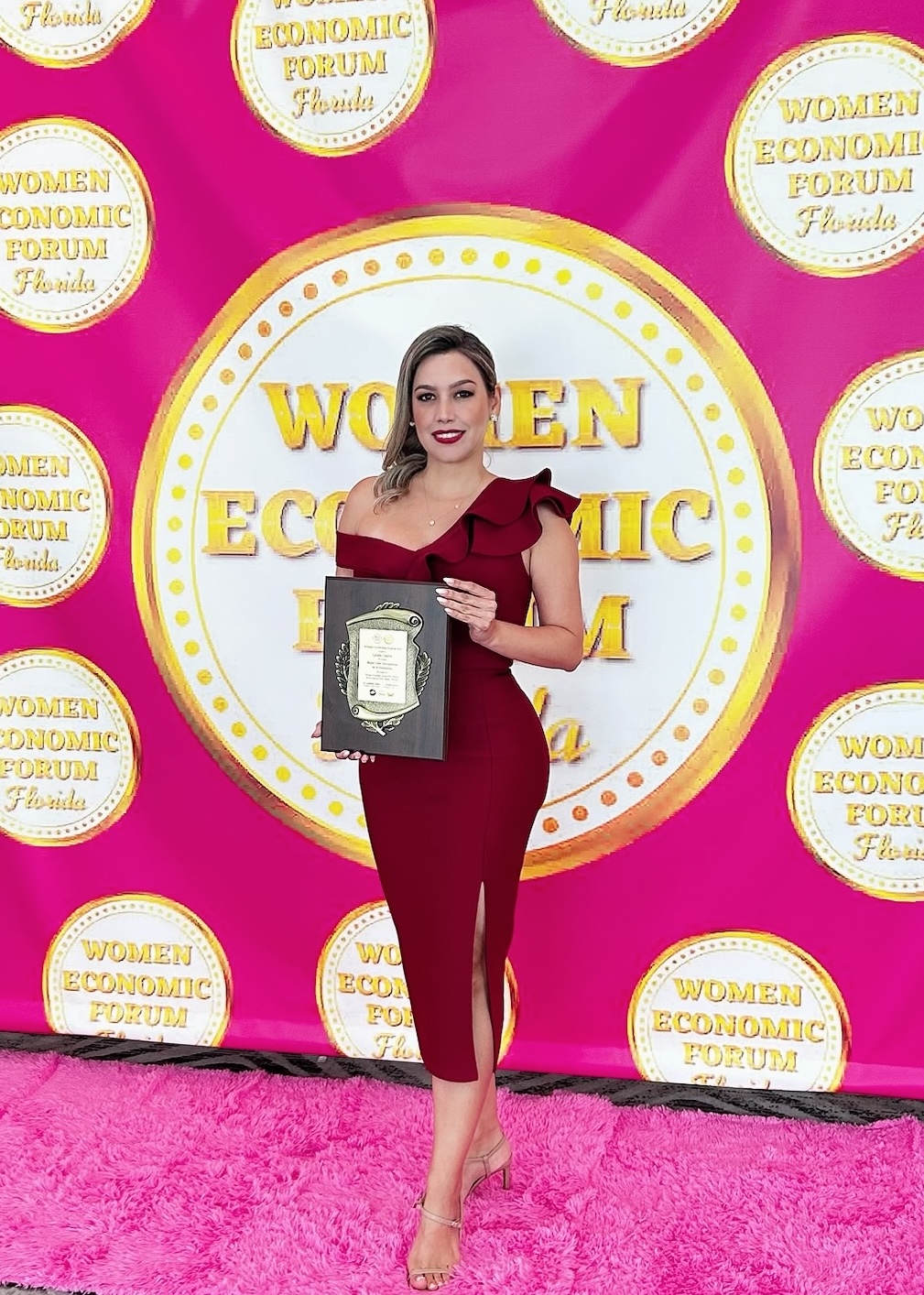 Lynda Osorio recibiendo reconocimiento en Women Economic Forum Florida
